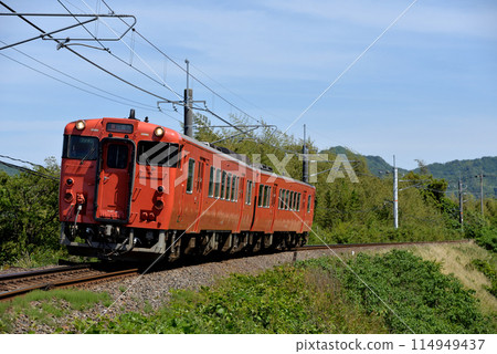 Two Kiha 47 series ordinary trains running on the San-In Line Two Kiha 47 series ordinary trains running on the San-In Line 114949437