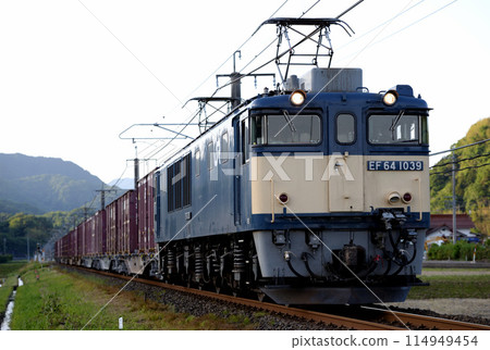 運行在白尾線的EF641039貨櫃貨運列車 114949454