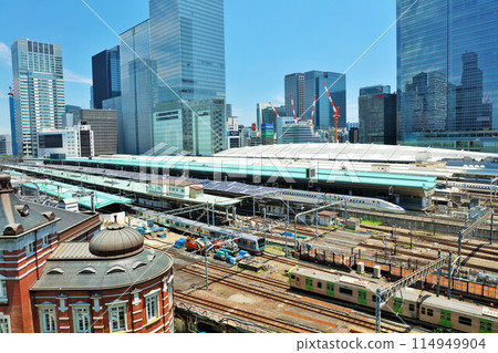 Tokyo Station in blue sky 114949904