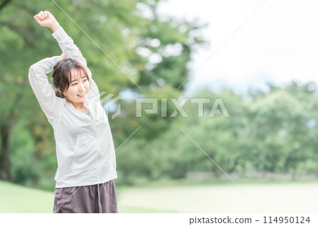 Asian woman in sportswear stretching and warming up in the park Asian woman in sportswear stretching and warming up in the park 114950124