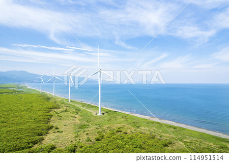 矗立在海上的風車（空拍） 114951514
