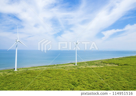 矗立在海上的風車（空拍） 114951516