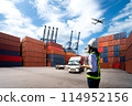 Foreman Woman control loading Containers box 114952156