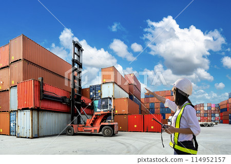 Foreman Woman control loading Containers box Foreman Woman control loading Containers box 114952157