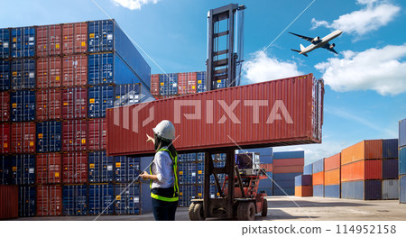 Foreman Woman control loading Containers box Foreman Woman control loading Containers box 114952158