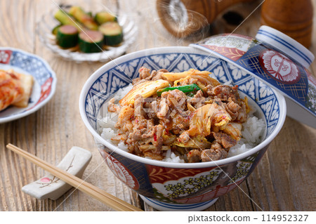Energy-boosting pork and kimchi rice bowl (a nice rice bowl that is both simple and delicious) 114952327