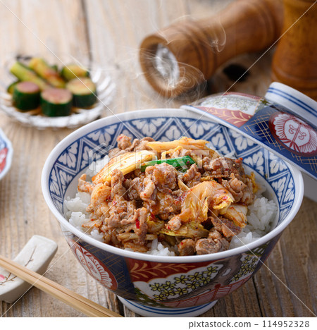 Energy-boosting pork and kimchi rice bowl (a nice rice bowl that is both simple and delicious) 114952328