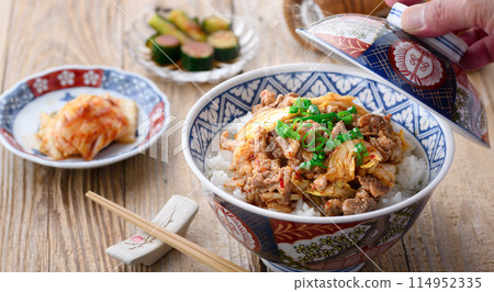 Energy-boosting pork and kimchi rice bowl (a nice rice bowl that is both simple and delicious) Energy-boosting pork and kimchi rice bowl (a nice rice bowl that is both simple and delicious) 114952335