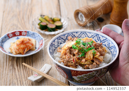 Energy-boosting pork and kimchi rice bowl (a nice rice bowl that is both simple and delicious) Energy-boosting pork and kimchi rice bowl (a nice rice bowl that is both simple and delicious) 114952337