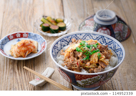 Energy-boosting pork and kimchi rice bowl (a nice rice bowl that is both simple and delicious) 114952339