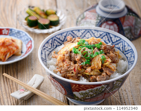 Energy-boosting pork and kimchi rice bowl (a nice rice bowl that is both simple and delicious) Energy-boosting pork and kimchi rice bowl (a nice rice bowl that is both simple and delicious) 114952340