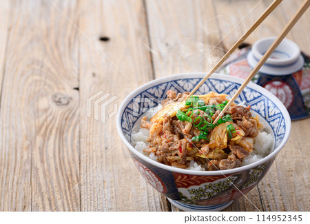 Energy-boosting pork and kimchi rice bowl (a nice rice bowl that is both simple and delicious) 114952345