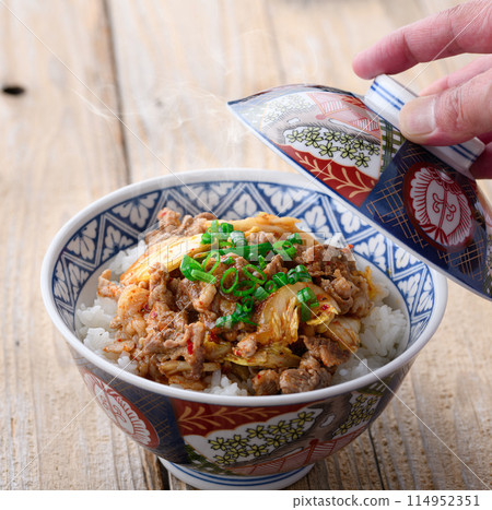 Energy-boosting pork and kimchi rice bowl (a nice rice bowl that is both simple and delicious) Energy-boosting pork and kimchi rice bowl (a nice rice bowl that is both simple and delicious) 114952351