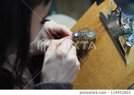 女人編織花邊 114952601