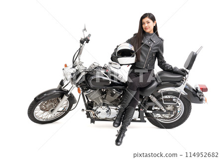 騎自行車的女孩坐在自行車上,戴著全頭盔 騎自行車的女孩坐在自行車上,戴著全頭盔 114952682