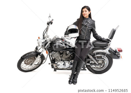 騎自行車的女孩坐在自行車上，戴著全頭盔 114952685