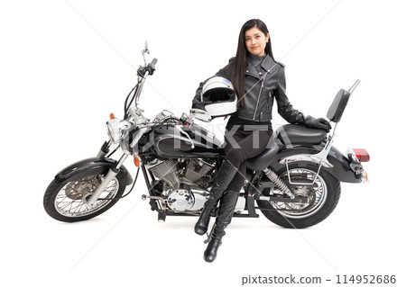 騎自行車的女孩坐在自行車上，戴著全頭盔 114952686
