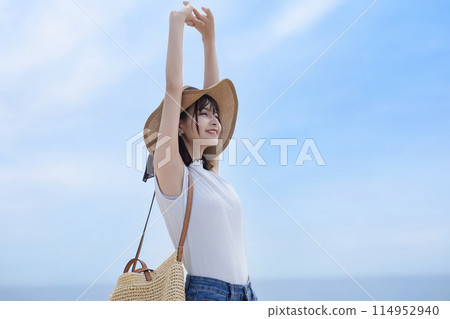 A young couple walking along the beach 114952940