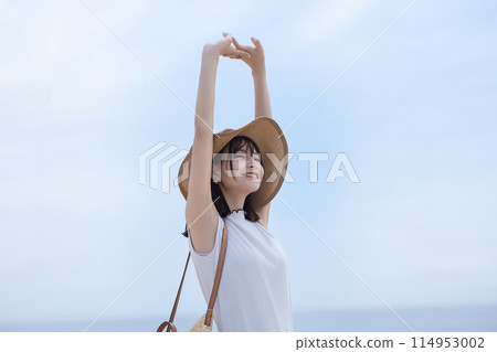 Young woman walking on the seaside 114953002