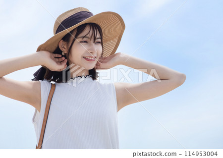 Young woman walking on the seaside Young woman walking on the seaside 114953004