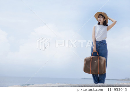 Young woman walking on the seaside 114953043