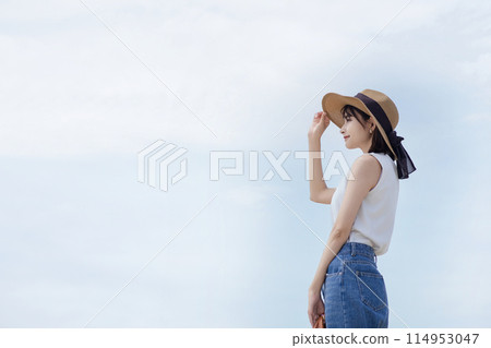 Young woman walking on the seaside 114953047