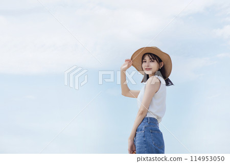 年輕女子在海邊散步 114953050