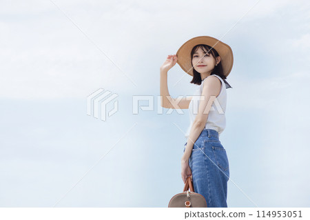 年輕女子在海邊散步 年輕女子在海邊散步 114953051