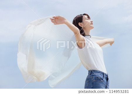 在海邊感受風的年輕女子 114953281
