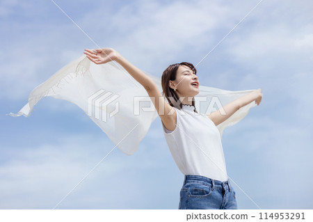 在海邊感受風的年輕女子 114953291