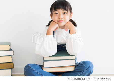 elementary school girl 114953640