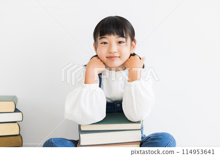 elementary school girl 114953641