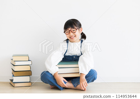 elementary school girl 114953644