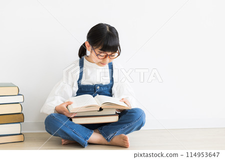 elementary school girl 114953647