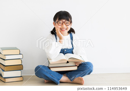 elementary school girl 114953649