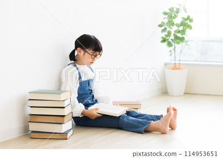 elementary school girl 114953651