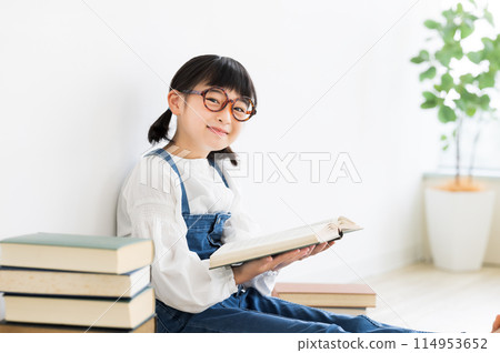 elementary school girl 114953652