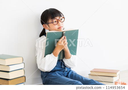 elementary school girl 114953654