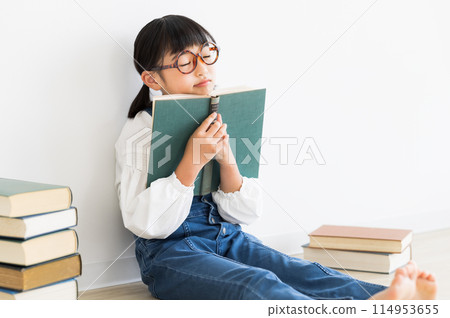 elementary school girl 114953655