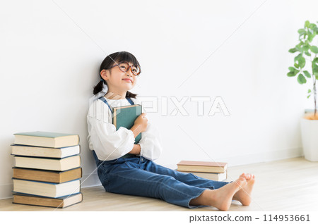 elementary school girl 114953661