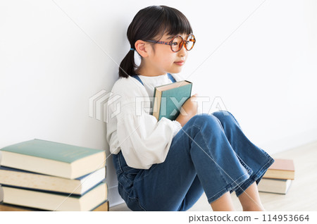 elementary school girl 114953664