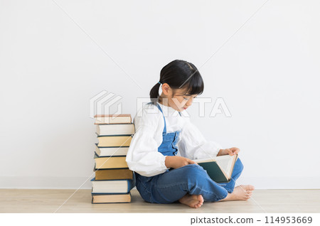 elementary school girl 114953669