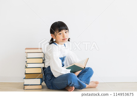 elementary school girl 114953675