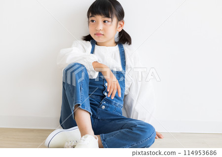 elementary school girl 114953686