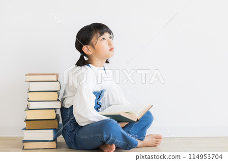 elementary school girl 114953704
