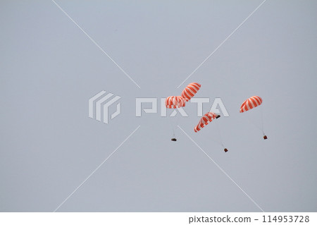 在航空自衛隊美穗空軍基地航空節上，C-2運輸機透過降落傘投下物資 114953728