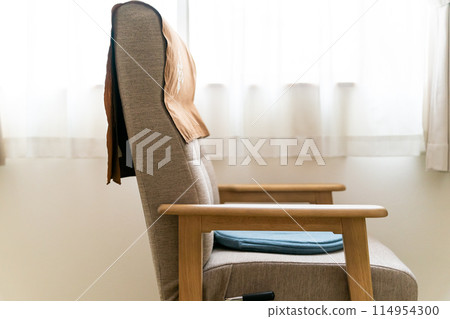 Put a furoshiki over the back of the chair to use as a cover 114954300