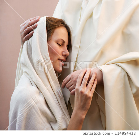 Jesus hugging a praying woman 114954438