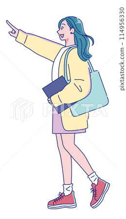 動漫風格的年輕女子微笑著行走 動漫風格的年輕女子微笑著行走 114956330