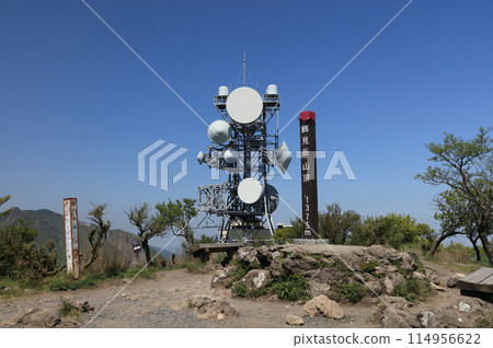 鶴見山頂的路標與拋物面天線 114956622